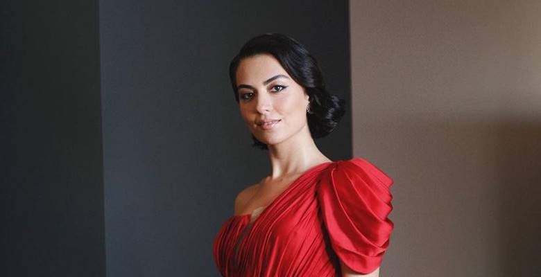 Hande Ünal kimdir?